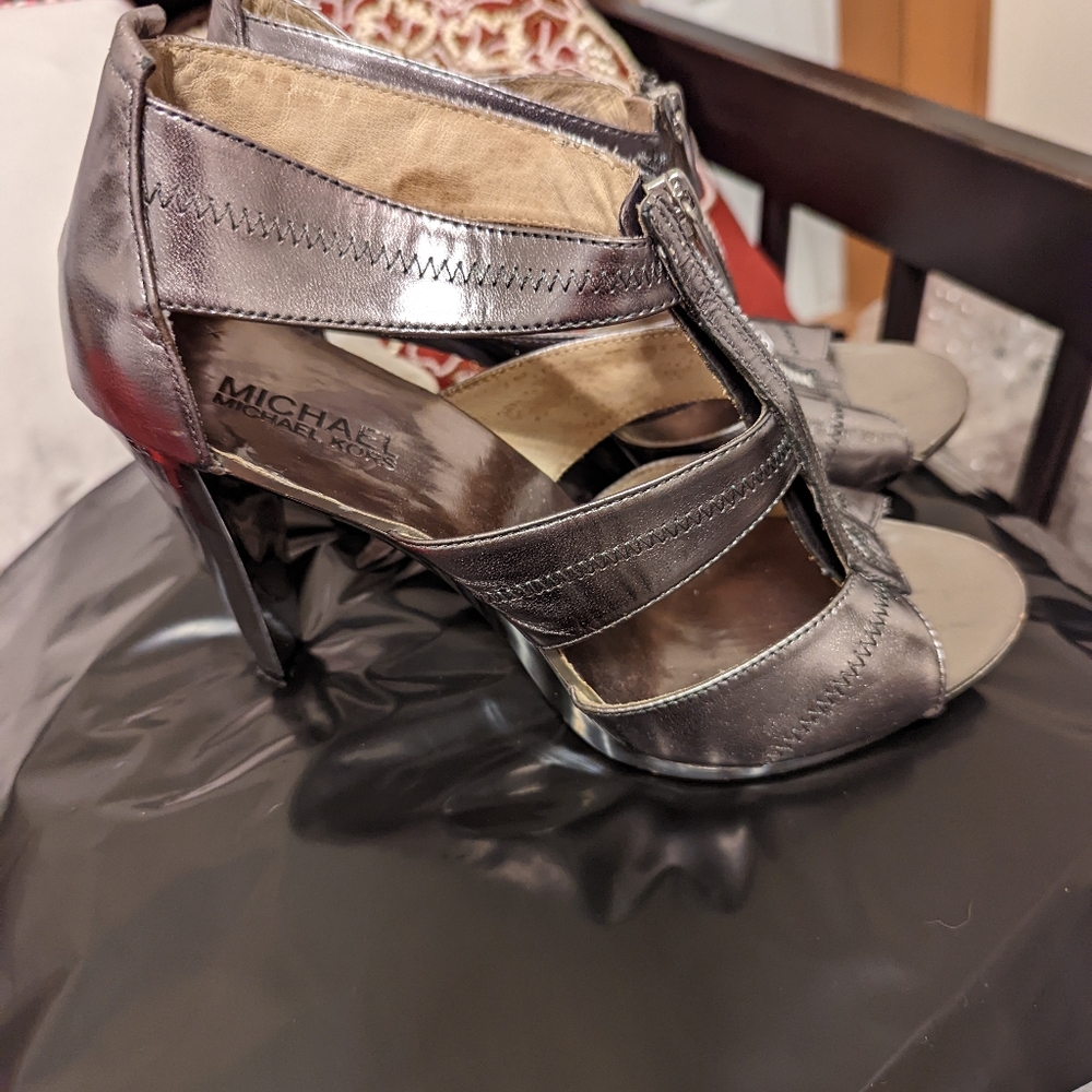 heels - Picture 3 of 6